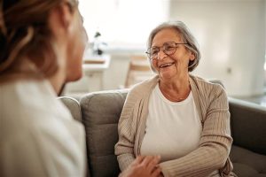 Two women having a conversation about Medicare in an older woman’s home in the U.S.